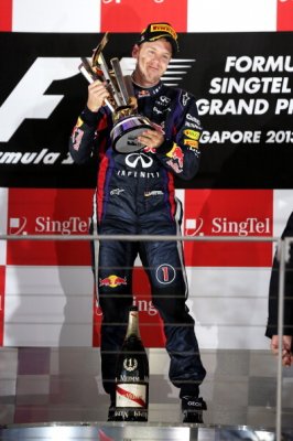 F1新加坡站维泰尔夺冠阿隆索亚军 KIMI带伤获季军