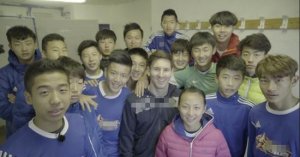中国小球员和梅西握手不起身被批缺乏教养