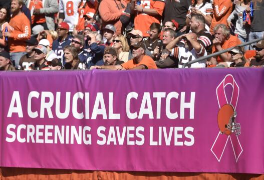 NFL橄榄球关爱女性健康，最激烈赛场变粉色海洋